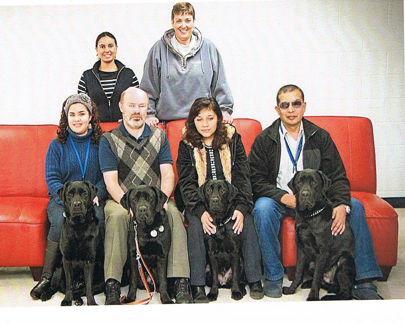 Personas con discapacidad visual y sus perros guía.